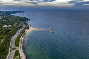 uma lindo aéreo Visão para Varna costa a partir de a mar jardim. foto