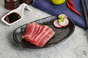 japonês cozinha - fatiado atum sashimi foto