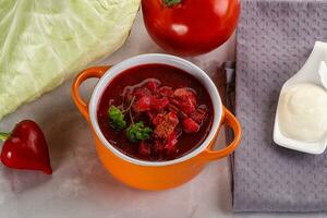 borsch sopa com repolho e beterraba foto