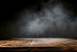 velho de madeira mesa com fumaça em Sombrio fundo foto