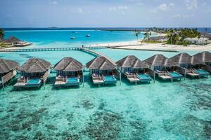Maldivas paraíso ilha. tropical aéreo paisagem, marinha grandes cais cais água vilas com surpreendente mar e lagoa praia, tropical natureza. exótico turismo destino. melhor verão período de férias foto
