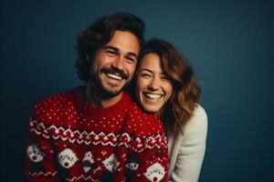 ai gerado retrato do feliz jovem casal dentro santa chapéus abraçando cada de outros às Natal foto