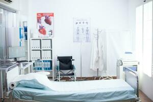 hospital quarto dentro moderno privado clínica. interior do médico enfermaria dentro cuidados de saúde sistema, limpar \ limpo recuperação estéril esvaziar chão foto