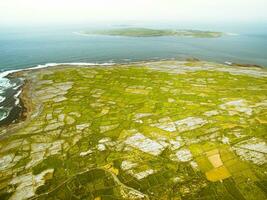 lindo aéreo panorama do mais sombrio ilha, parte do aran ilhas, irlanda.inishmore, inishmaan, mais sombrio todos três ilhas dentro 1 foto