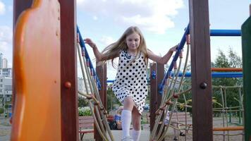 pequeno menina criança feliz jogando dentro verão parque foto