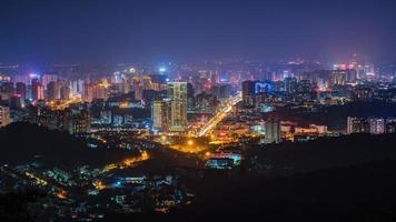 visão noturna colorida da cidade foto