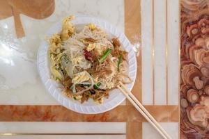 petiscos tradicionais chineses, macarrão de arroz frito foto