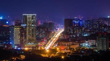 visão noturna colorida da cidade foto