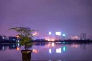 uma cidade refletida pelo lago à noite foto