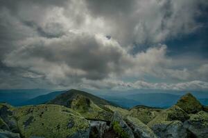 lindo nuvens sobre montanhas e pedras. Visão a partir de a topo do a montanha foto