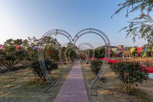 ao anoitecer, a estrada para pedestres no parque é decorada com muitas lanternas foto