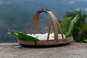 o processo de produção dos petiscos tradicionais chineses, as tiras de arroz, é uma iguaria feita a partir do arroz foto