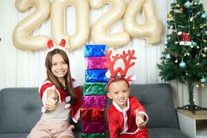 alegre Natal 2024 conceito Garoto recebe uma presente a partir de dele mãe às Natal foto