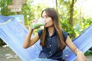 feliz ásia mulher relaxante às café fazer compras foto