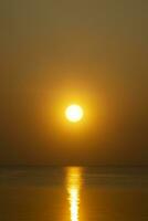 pôr do sol céu às a lago dentro dourado tempo. foto