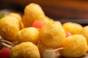 pratos de banquete chinês tradicional, bolinhos de arroz glutinosos fritos foto