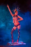 jovem mulher dentro etapa traje do striptease dançarino posando foto