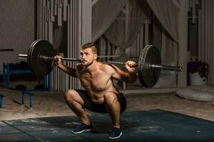 homem faz exercícios com barra foto