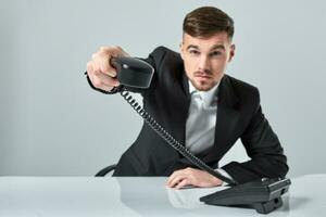 retrato do atraente homem de negocios segurando Telefone dentro dele mão. isto ligar é para você conceito foto