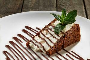 fatia do bolo de queijo em chocolate casca rija pastelaria com caçado pera foto