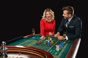 casal jogando roleta vitórias às a casino. foto