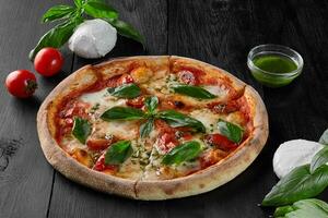 tradicional italiano pizza margherita com tomates, mussarela, manjericão foto