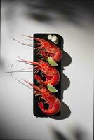 três vermelho camarão com condimentos em cinzento fundo com sombra foto