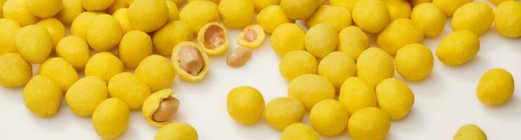 amarelo salgado envidraçado amendoim com queijo sabor em branco superfície foto