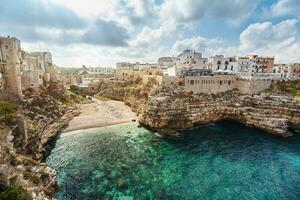 lindo cenário do polignano uma égua, Cidade dentro a província do Bari, puglia. foto