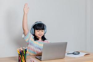 meninas estudando online em casa foto