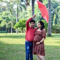 indiano casal posando para maternidade tiro pose para acolhedor Novo nascermos bebê dentro Lodhi estrada dentro Délhi Índia, maternidade foto tiro feito de pais para acolhedor seus criança, pré bebê foto tiro