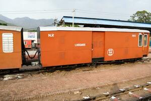 kalka, haryana, Índia pode 14 2023 - Visão do kalka estrada de ferro estação a partir de Onde brinquedo trem corre a partir de kalka Shimla rota durante dia, brinquedo trem estação plataforma, indiano estrada de ferro junção, pesado indústria foto