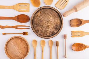 cozinha fundo com em branco espaço para texto em de madeira volta bandejas. vários cozinha utensílios e Ferramentas em uma branco fundo. página para uma livro de receitas. foto