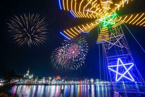 colorida luzes dentro a ao ar livre diversão parque às noite, têmpora justo é a anual tradicional festival, lá é uma Lugar, colocar para religioso cerimônias, tailandês tradicional comida, e uma local tema parque. foto