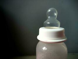 bebê garrafa com branco garrafa boné foto
