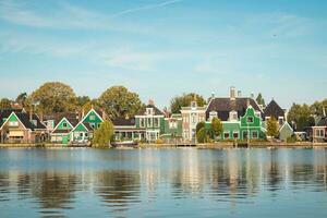 famoso holandês Vila Zaanse Schans somente lado de fora amsterdam. fabuloso único edifícios. histórico turista destino para queijo fazer foto