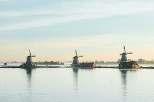 popular turista local Zaanse Schans é perto amsterdam dentro a oeste do a Holanda. histórico, realista moinhos de vento durante nascer do sol. Holanda ponto de referência foto