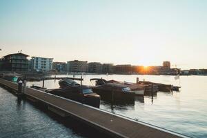 barco doca às uma privado alojamento para transporte dentro amsterdam cidade Centro durante pôr do sol. holandês cenário foto