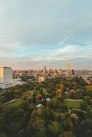 pôr do sol sobre Rotterdam cidade Centro e Está em torno da parque. pôr do sol dentro 1 do a a maioria moderno cidades dentro a Países Baixos foto