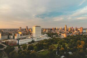 pôr do sol sobre Rotterdam cidade Centro e Está em torno da parque. pôr do sol dentro 1 do a a maioria moderno cidades dentro a Países Baixos foto