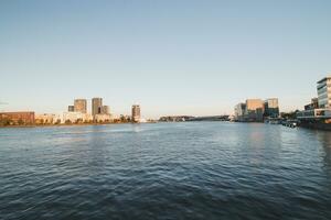 amsterdam dentro a último luz do dia com uma brilhante cheio lua durante a verão feriados. a capital do a Países Baixos foto