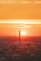 Sol configuração sobre a horizonte dentro Roterdã. vermelho luz irradiação do a vento Fazenda e a Porto. pôr do sol dentro Países Baixos foto