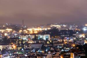 Visão em telhados dentro a cidade do dalat. da lat e a em torno da área é uma popular turista destino do Ásia. cidade com nevoeiros e montanhas foto