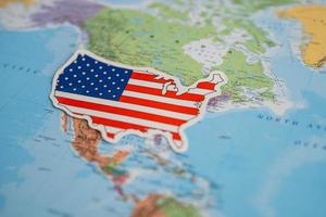 Banguecoque, Tailândia - 20 de setembro de 2021 EUA bandeira da América no fundo do mapa do mundo. bandeira no fundo do mapa mundial foto