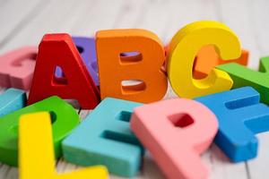 alfabeto inglês colorido de madeira para educação, escola, aprendizagem foto