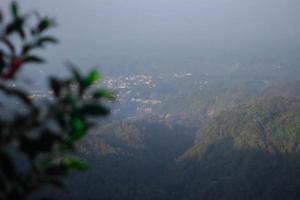 a bela vista do topo da montanha foto