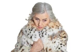 retrato do triste lindo Senior mulher dentro pele casaco foto