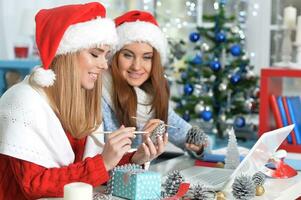 retrato do dois mulheres preparando para Natal foto