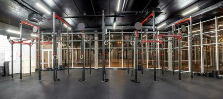 interior do exercite-se Academia para crossfit. equipamento para alta intensidade intervalo Treinamento dentro espaçoso sala. horizontal bares, ginástica argolas. esporte foto