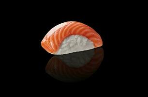 1 nigiri Sushi com salmão em Preto fundo com reflexão foto